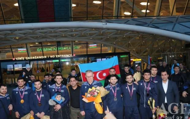 Avropa çempionu olan millimiz vətənə qayıtdi - VİDEO 