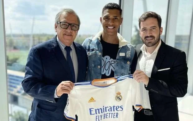 "Real Madrid" yeni futbolçusunu təqdim etdi 