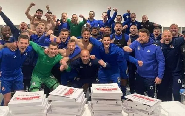 Emreli qələbəyə belə sevindi: "Dinamo"nun paltardəyişmə otağından VİDEO 