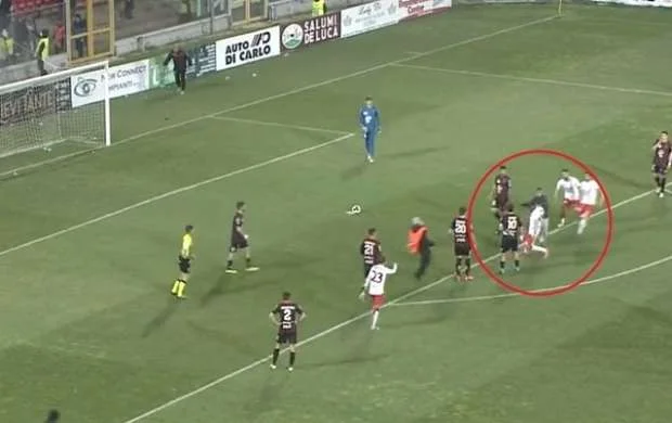 Ölümlə hədələnən futbolçu 3-cü qolu vura bilmədi - VİDEO  
