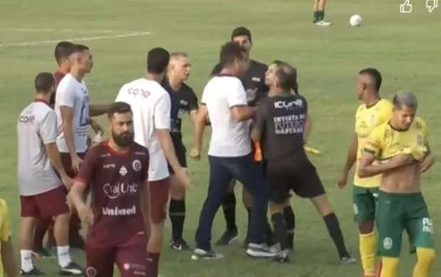 Baş məşqçi qadın hakimə kəllə atdı - VİDEO 