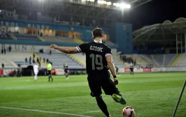Ozobiç Premyer Liqada yubiley qolunu vurdu 