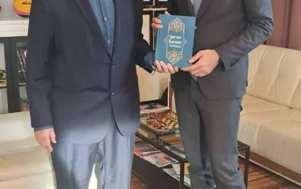 Davudov nazirə "Quran" hədiyyə etdi 