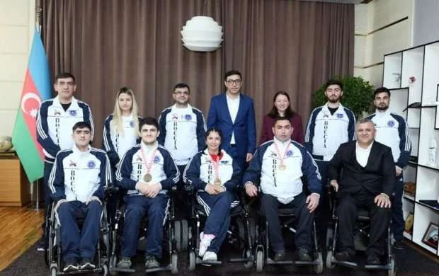 Fərid Qayıbov medal qazanan paralimpiyaçılarla görüşdü 