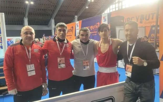 AÇ: Boksçumuz ermənini udub yarımfinala yüksəldi 