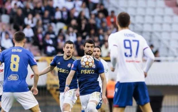 Mahir Emreli komandasının ən yaxşı futbolçusu seçildi 
