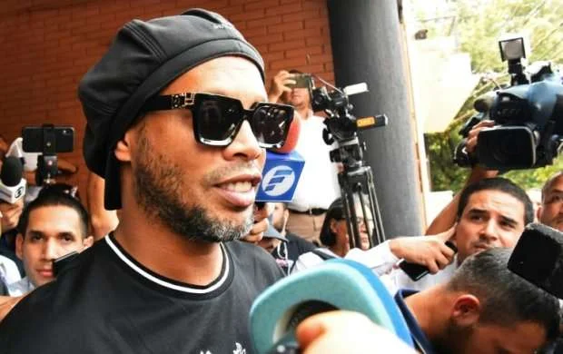 Ronaldinyo kimlə oynamaq istərdi? 