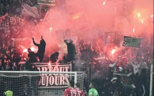 Fransada tribuna alovlandı, hakim oyunu dayandırdı - VİDEO 