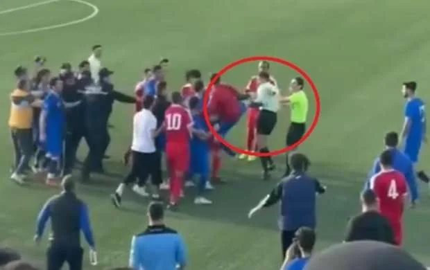 Azərbaycan çempionatının oyununda hakimlər döyüldü 