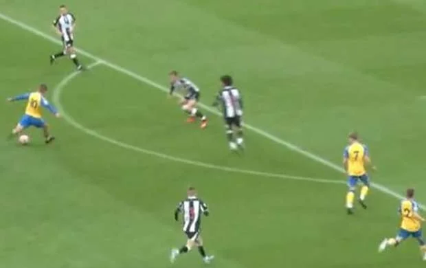 16 yaşlı futbolçudan 3 eyni qol - VİDEO 