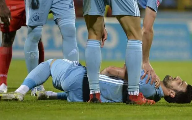 Emreli çıxan çiynini özü yerinə salıb 