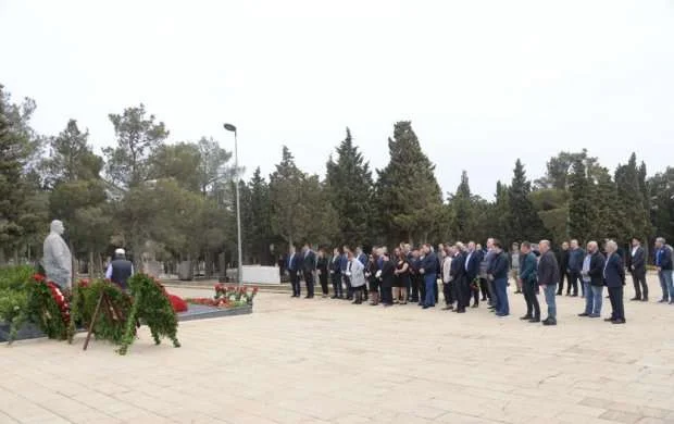 Gənclər və idman nazirliyinin rəhbərliyi Azad Rəhimovun məzarını ziyarət etdi 