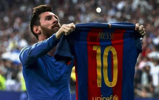 Messinin futbolkası hərraca çıxarıldı - Neçəyə satıldı? 