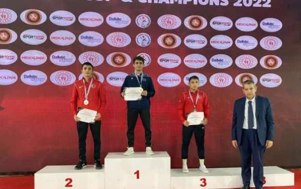 Gənc güləşçilər “Çempionlar” turnirinə 11 medalla start verdi 