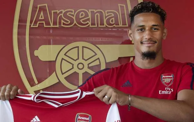 "Arsenal"dan 3 ildir oynatmadığı futbolçuya yeni müqavilə 
