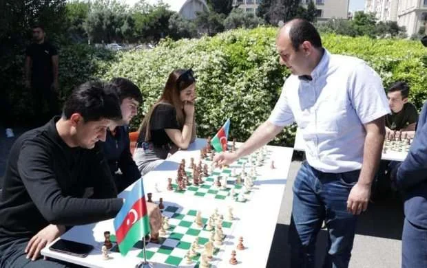 Rauf Məmmədov 30 taxtada seans keçirdi 