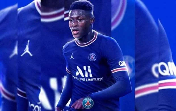 PSJ 19 yaşlı futbolçunu birdəfəlik transfer etdi 
