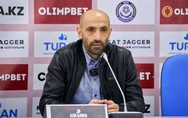 Qazaxıstanlı mütəxəssis millimizin oyununu şərh etdi 