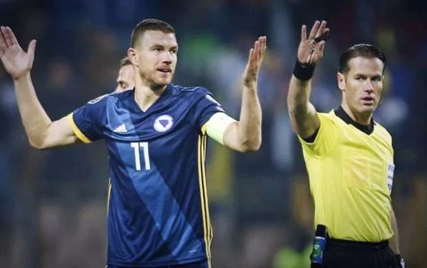 Futbolçular göy gurultusundan qorxdu, hakim... 