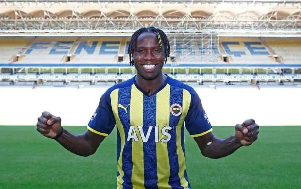 "Fənərbağça" əzəli rəqibinin keçmiş oyunçusunu transfer etdi 