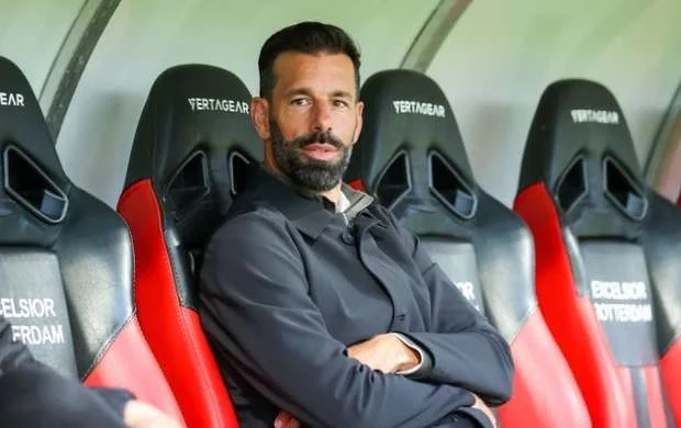Nistelroy son mövsümü "Barselona"da keçirən forvardı istəyir 