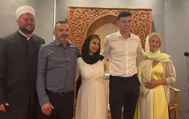 Avropada doğulan futbolçu şəriət qaydaları ilə evləndi - FOTO 