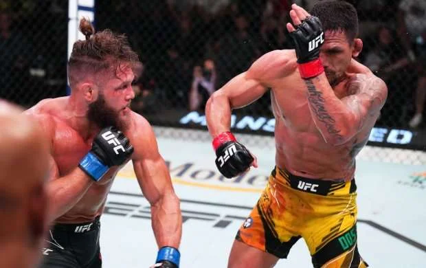Azərbaycanlı MMA döyüşçüsü sabiq çempionu nokautla yendi - VIDEO 