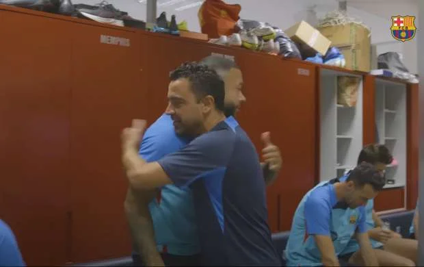 Xavi "Barselona"nın futbolçularını belə salamlayır - VİDEO 
