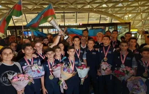 Avropa çempionu olan millimiz vətənə döndü 
