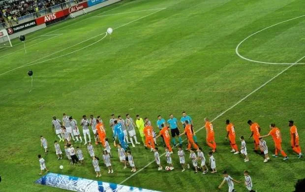 "Neftçi"nin futbolçuları meydana şəhid övladları ilə çıxdılar 