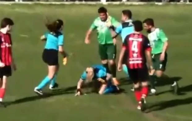 Futbolçu qadın hakimin başına yumruq vurdu - VİDEO 