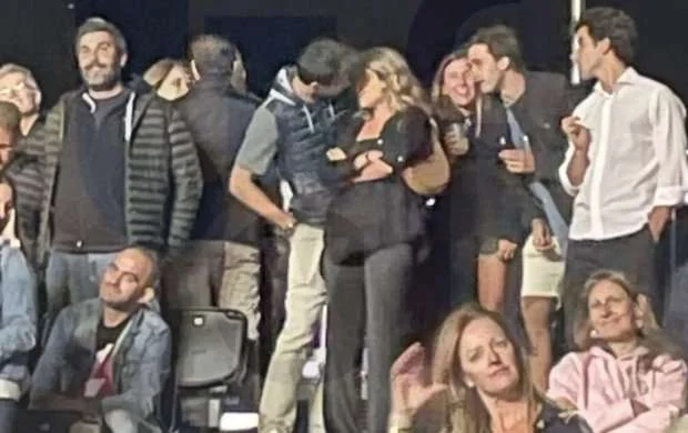 Pike Şakiraya xəyanət etdiyi qızla konsertə gəldi - FOTO 