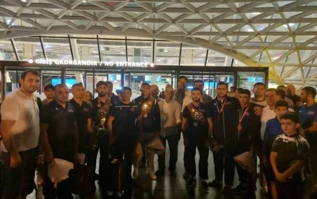 Dünya çempionatında uğura imza atan komandamız vətənə qayıtdı - VİDEO 