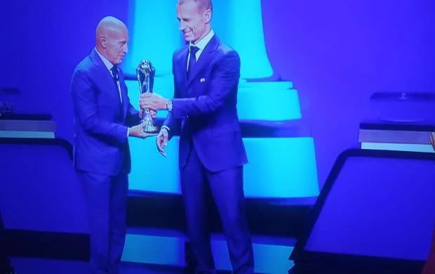 UEFA Sakkini mükafatlandırdı 