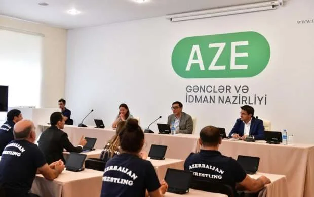 Nazir yarışlarda uğur qazanmış idmançı və məşqçilərlə görüşdü 