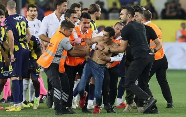 Azarkeş Cenk Tosunu vurdu, ara qarışdı 