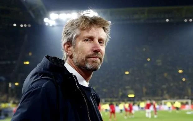Edvin van der Sar "Ayaks"la yeni müqavilə imzaladı 