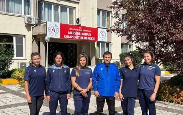 Qadın güləşçilərimiz dünya çempionatına yollandı - Heyət 