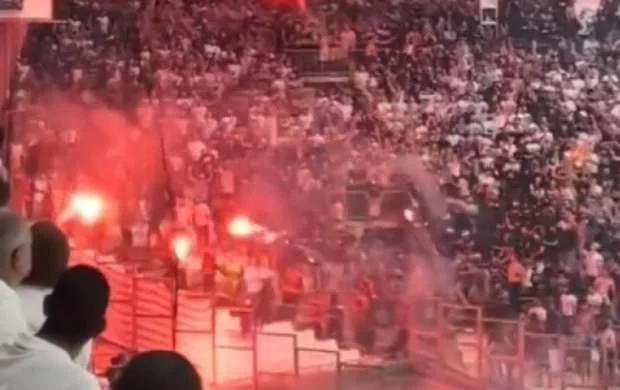 ÇL oyununda iğtişaş: Nasist salamı, məşəl, tüstü bombaları... - VİDEO  