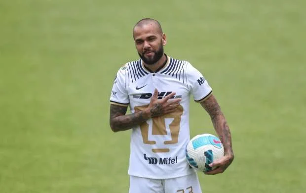 Dani Alves ən çətin rəqibi haqda danışdı 