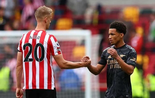 15 yaşlı futbolçu İngiltərədə yeni rekorda imza atdı 