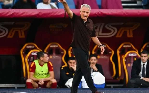 Mourinyu təhqirə görə cəzalandırıldı 