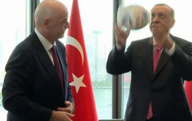 Ərdoğan FİFA prezidentinin hədiyyə etdiyi topa başla zərbə endirdi - VİDEO 
