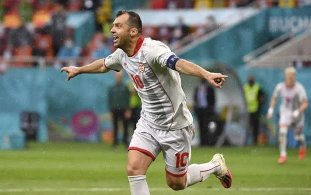 Məşhur futbolçu karyerasını bitirdi 