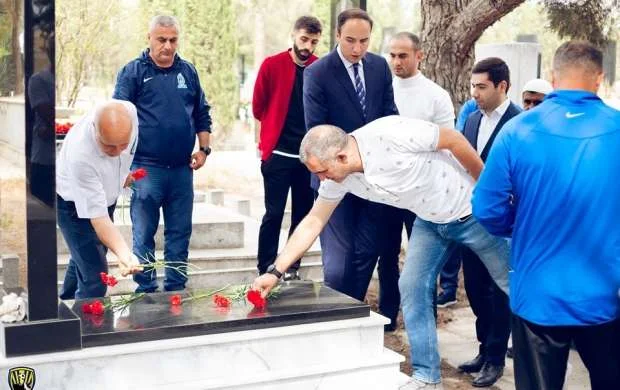 "Kəpəz" "Kostya dayı"nın məzar daşını yenilədi - FOTO 