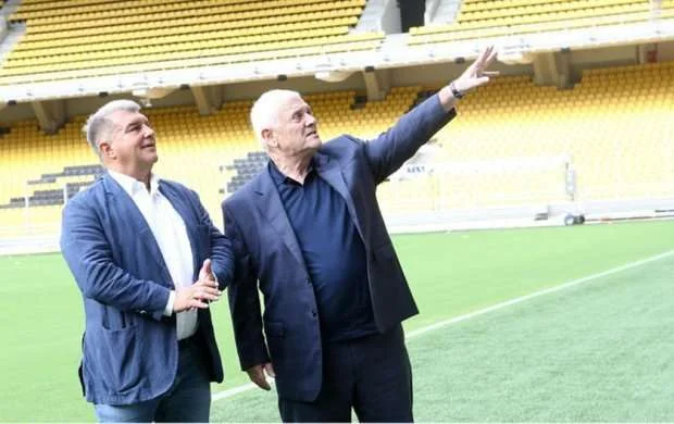 Laporta "Nou Kamp"a dizayn seçmək üçün Yunanıstana getdi 