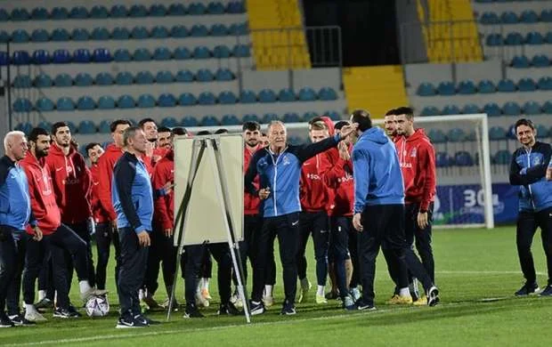 Canni De Byazi 2 futbolçunu heyətdən kənarlaşdırdı 
