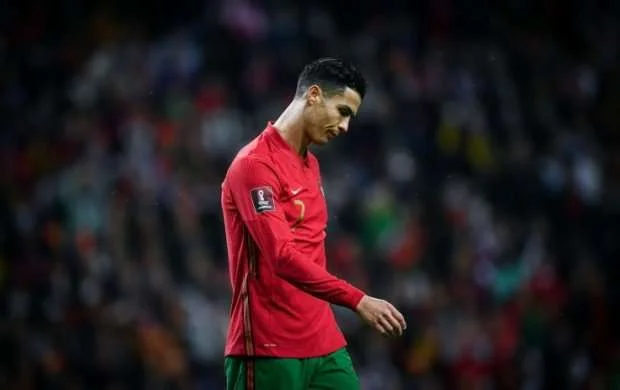 Ronaldu yenə kapitan sarğısını yerə tulladı 