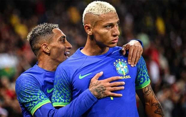Braziliya millisinin hücumçusuna Parisdə banan atdılar 