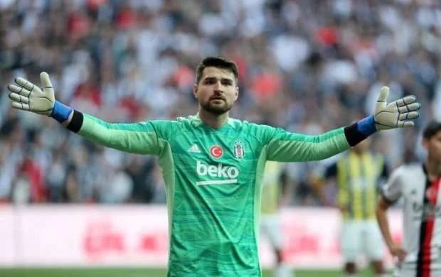 "Beşiktaş" derbidən qabaq qapıçısının maaşını 25 qat artırdı 